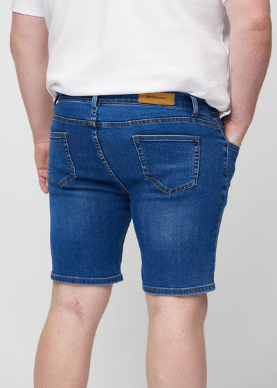 Mørk denim regular middle shorts set bagfra tæt på en plus-size model for at vise detaljer.