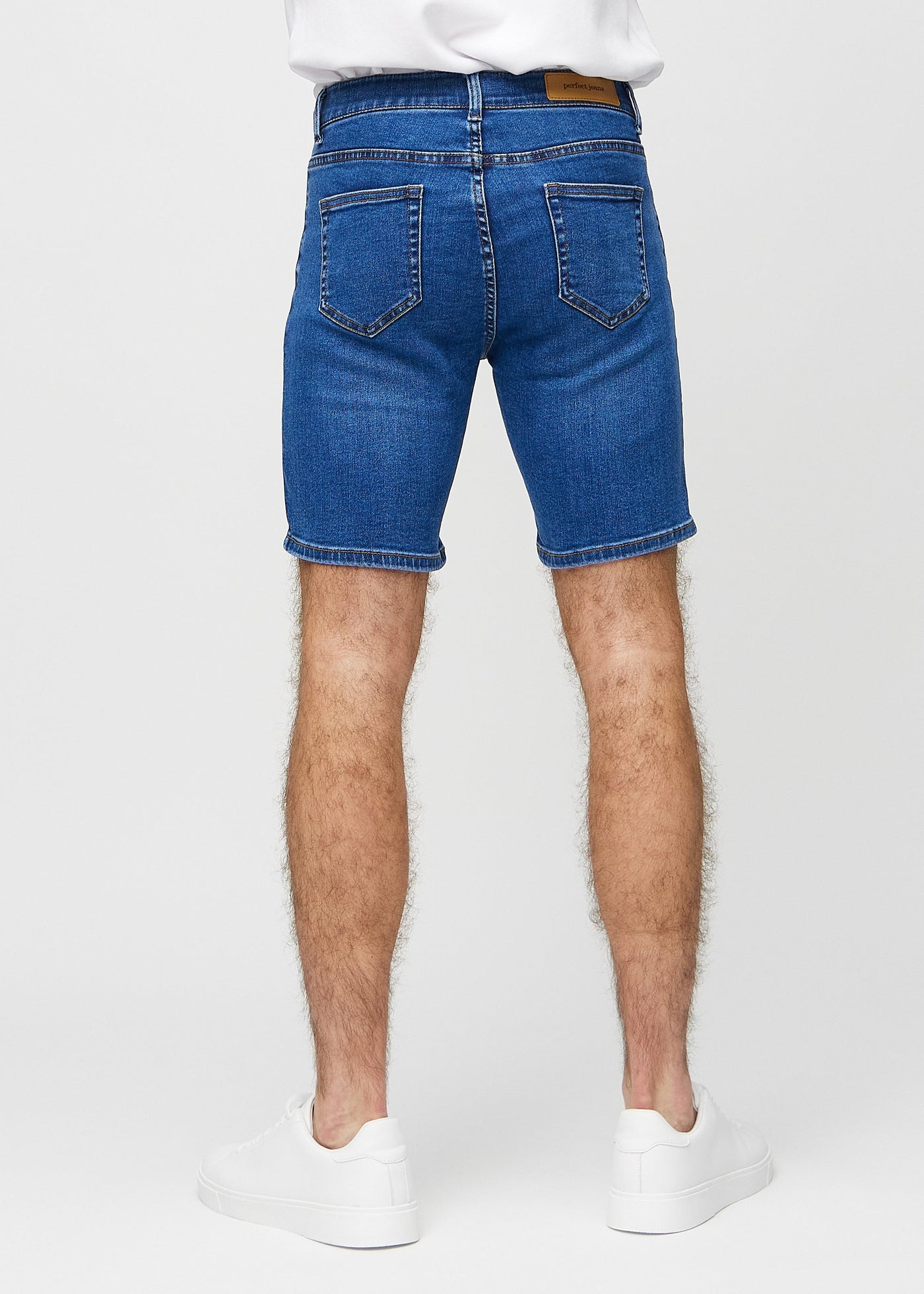 Mørk denim regular middle shorts set bagfra, så man kan se hele produktet.