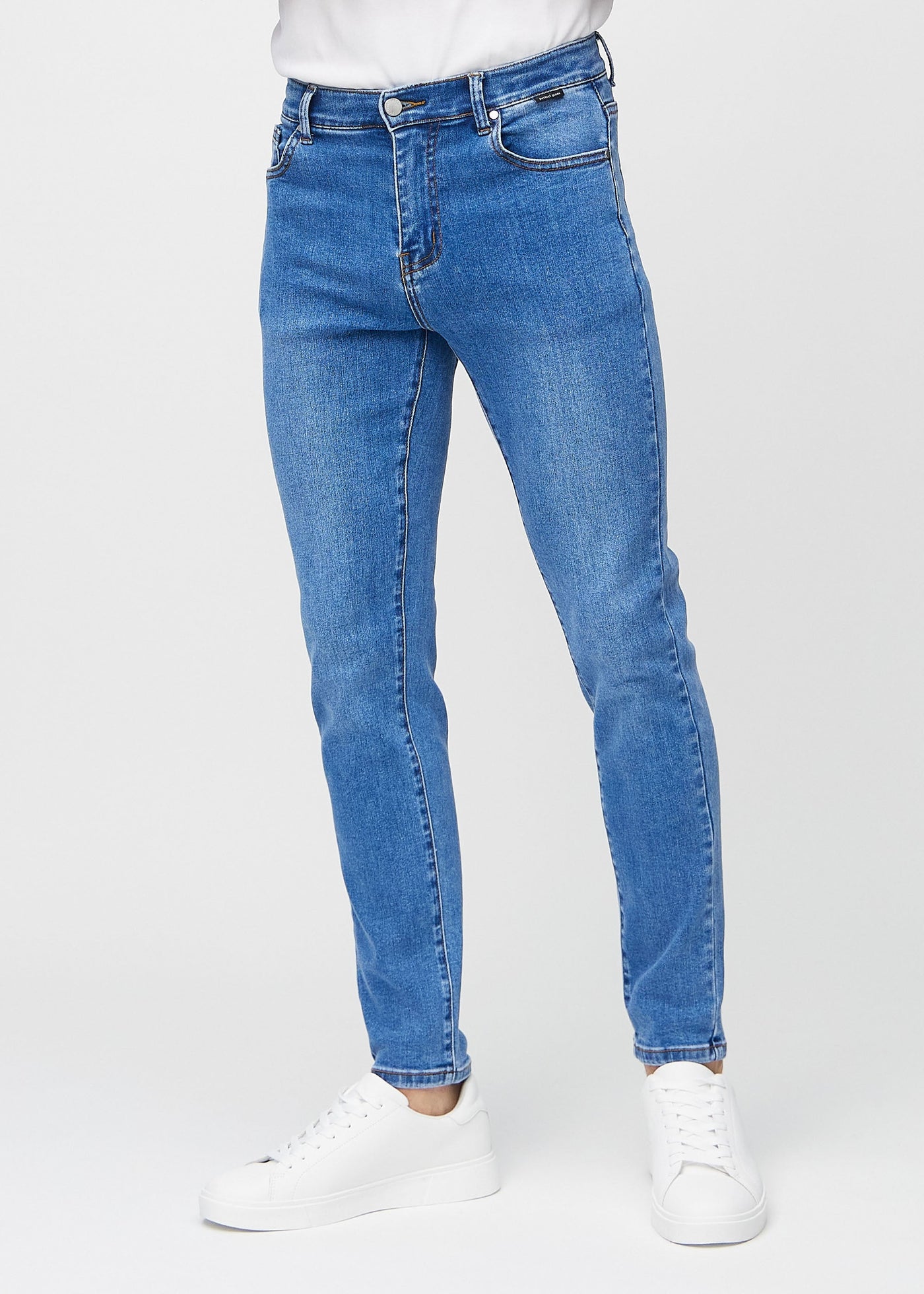 Denim slim jeans, modelnavn Rivers, som sidder tæt til benet, set forfra.