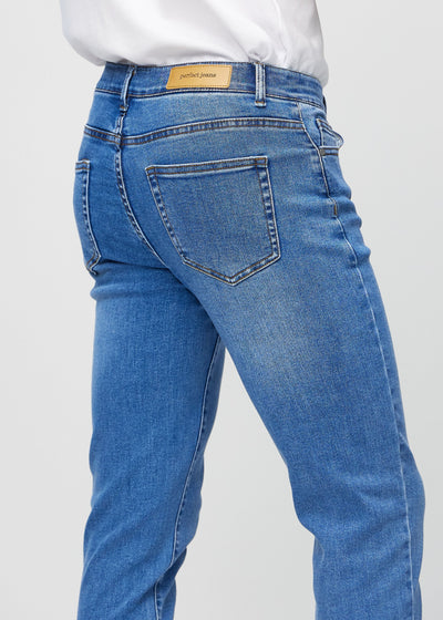 Denim slim jeans set bagfra tæt på for at vise detaljer.