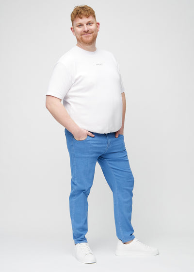 Fuldt billede af en plus-size model i blå regular jeans.