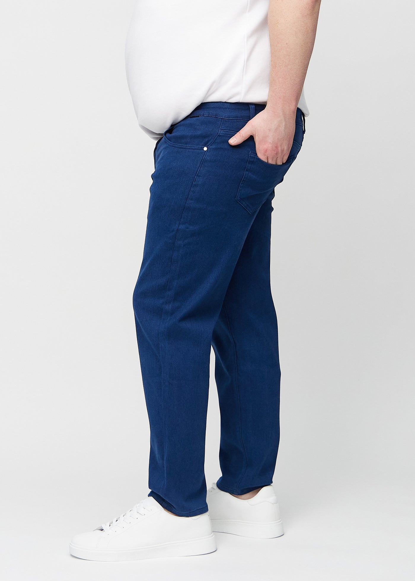 Mørkeblå regular jeans set fra siden på en plus-size model.