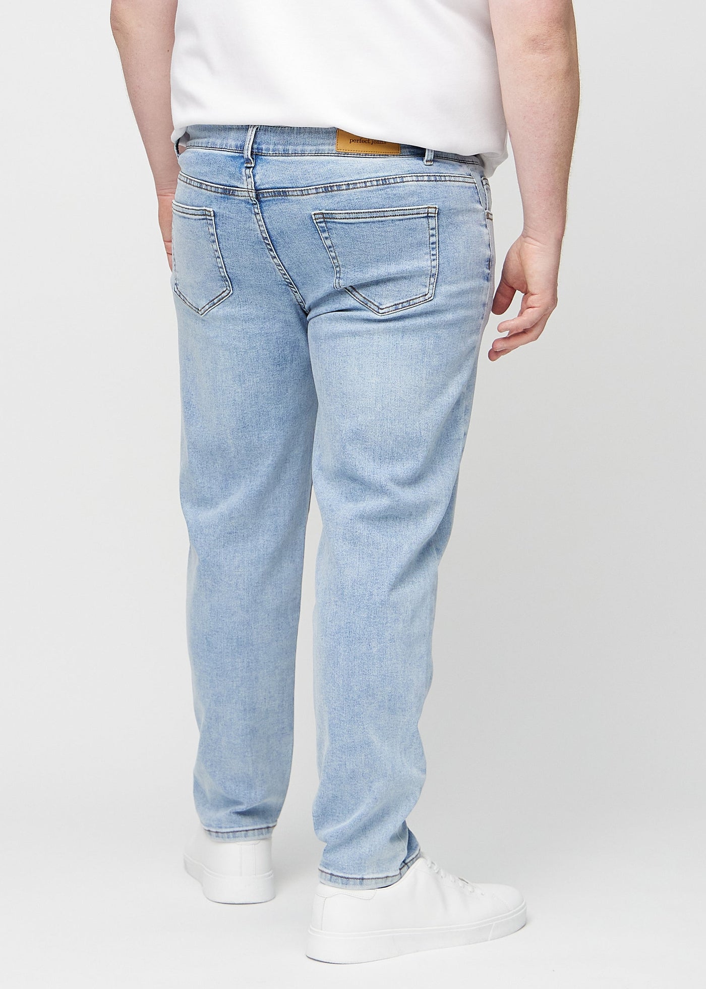 Lys denim regular jeans set bagfra på en plus-size model, så man kan se hele produktet.