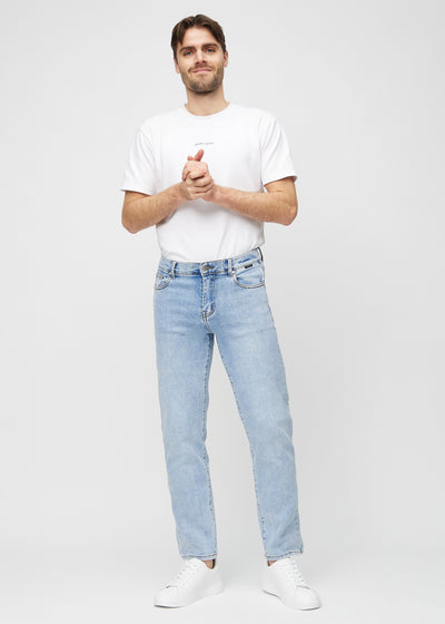 Fuldt billede af model i lys denim regular jeans.