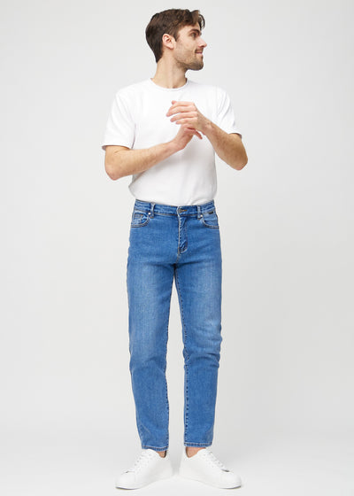 Fuldt billede af model i denim regular jeans.