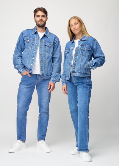 Fuldt billede af unisex blå denim jakke, set forfra på herre og dame model, hvor man ser knapper og lommer i farven Rivers.