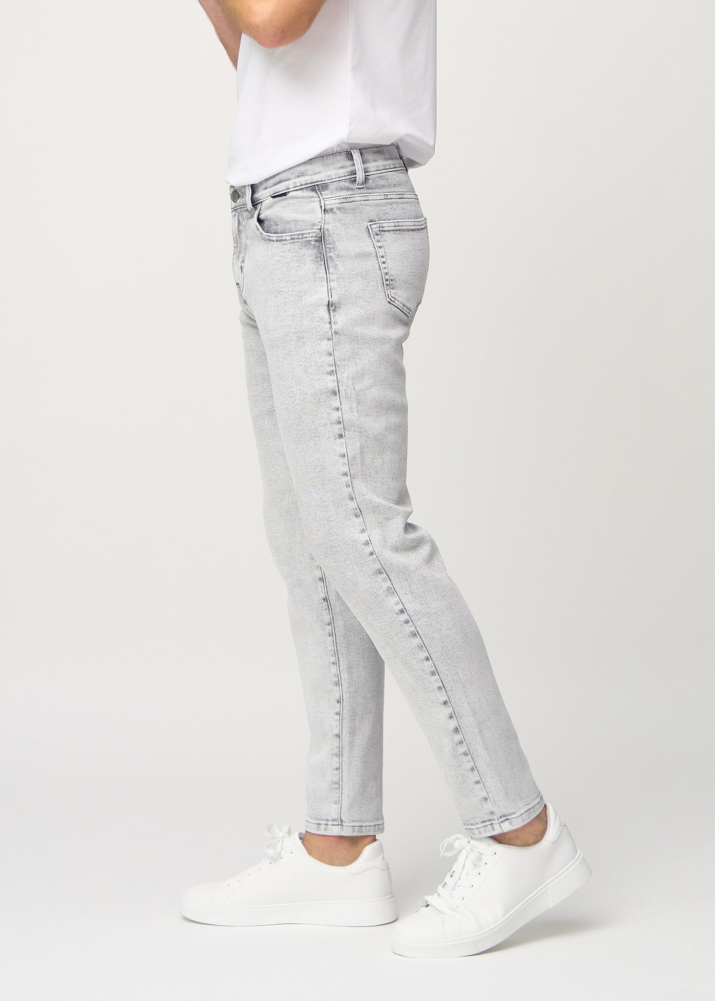 Lysegrå denim regular jeans set fra siden på model.