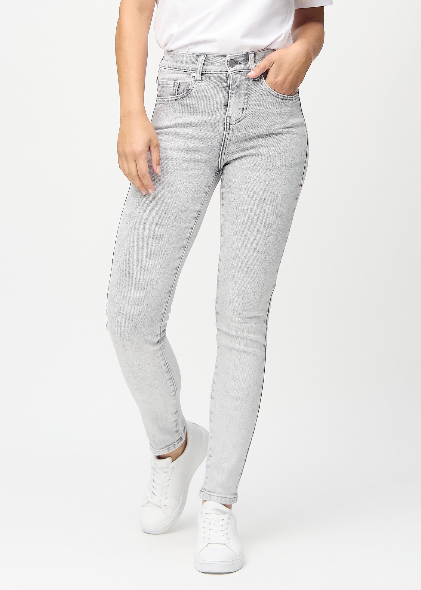 Lysegrå denim skinny jeans, modelnavn Ashes, som sidder tæt til benet, set forfra.