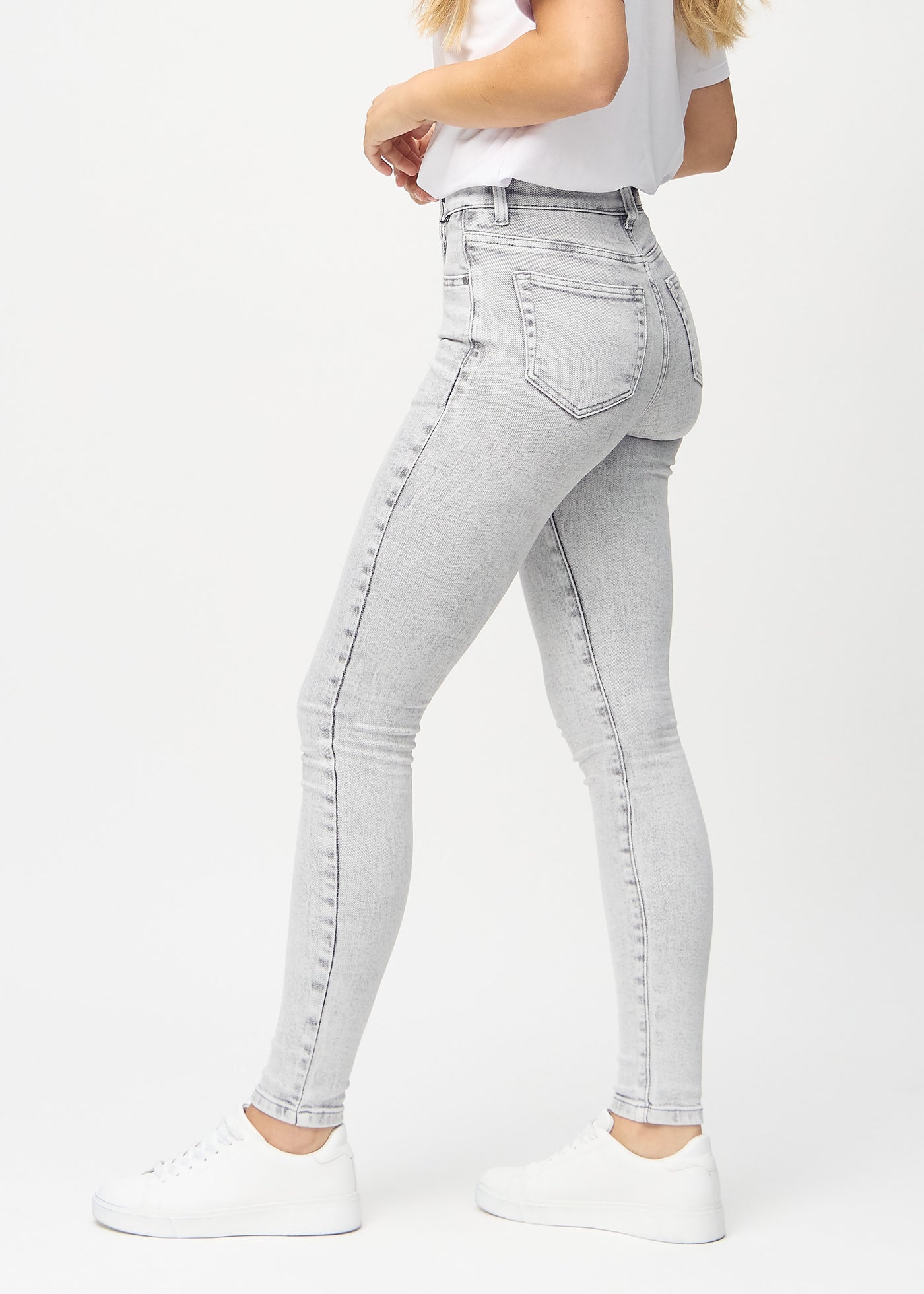 Lysegrå denim skinny jeans set fra siden på model.