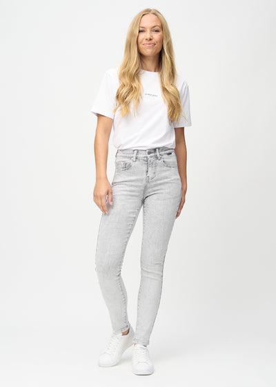 Fuldt billede af model i lysegrå denim slim jeans.