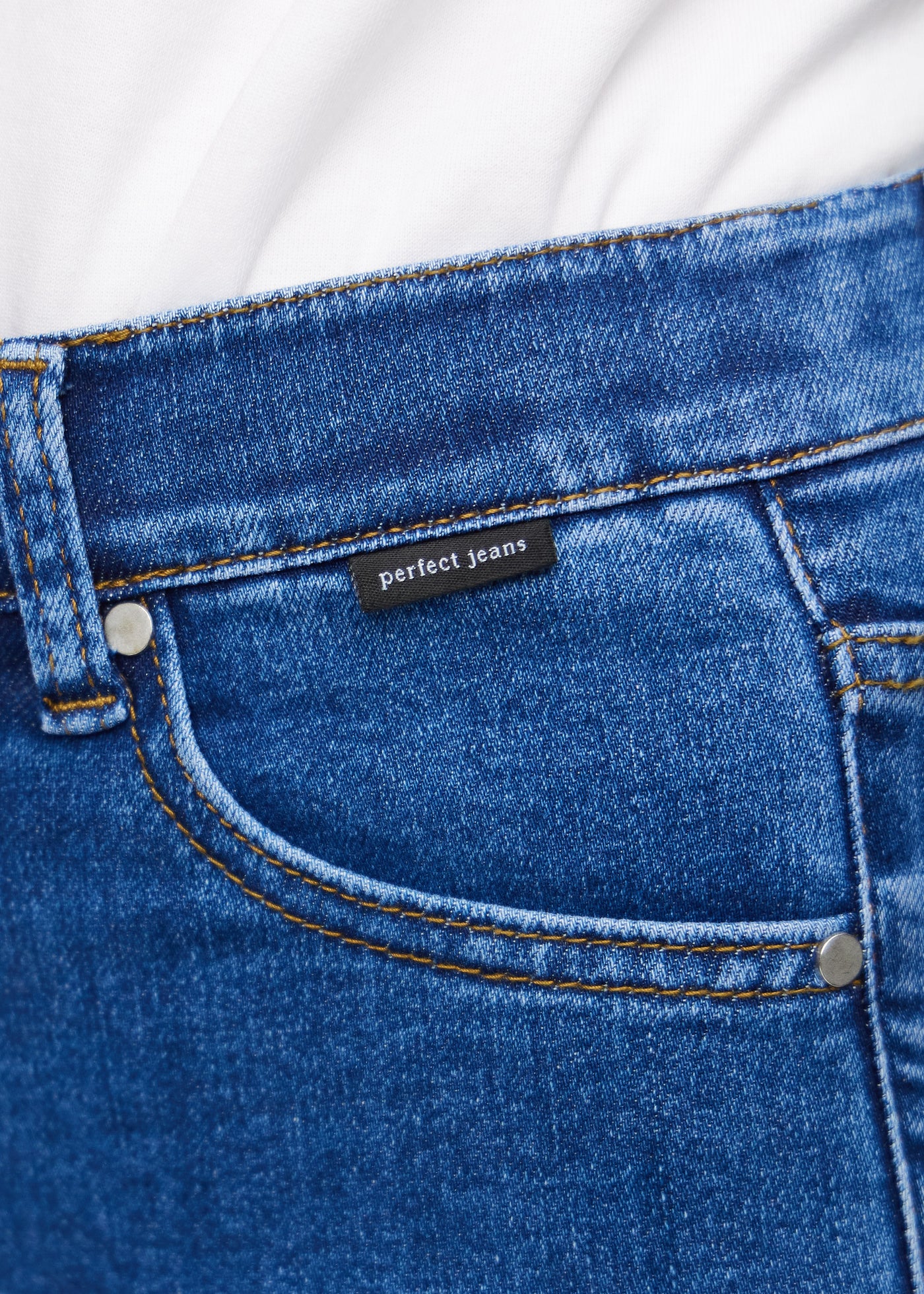 Forlommen på et par mørk denim slim ultra high rise jeans, hvor man kan se logoet.