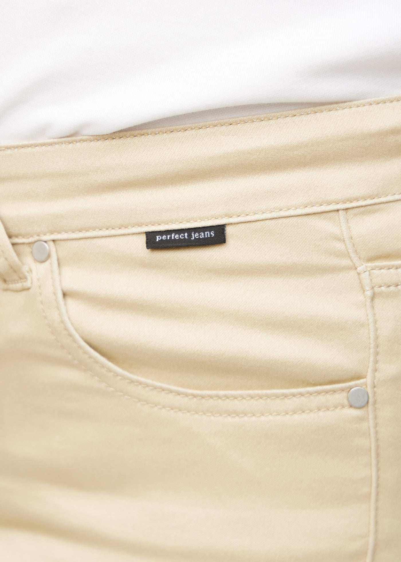 Forlommen på et par beige regular middle shorts, hvor man kan se logoet på en plus-size model.